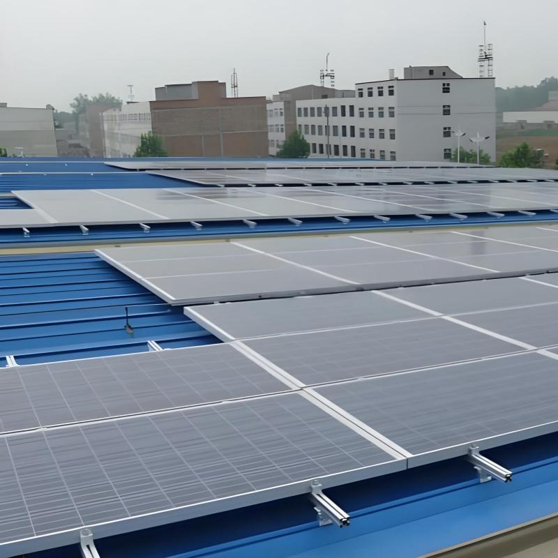 Giá đỡ gắn trên mái nhà bằng tấm pin mặt trời cung cấp sự hỗ trợ ổn định cho các tấm pin mặt trời trên mái kim loại với việc lắp đặt nhanh chóng