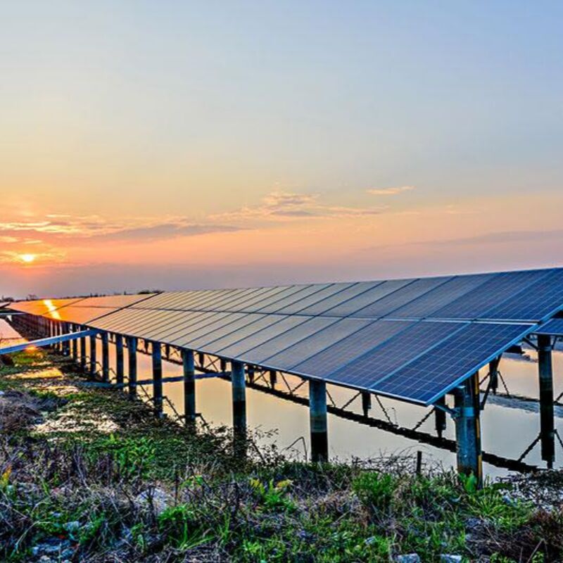 Giá đỡ lắp đặt năng lượng mặt trời trên mặt đất được làm từ thép mạ kẽm nhúng nóng, mang lại khả năng chống ăn mòn mạnh mẽ cho việc sử dụng ngoài trời trong thời gian dài.