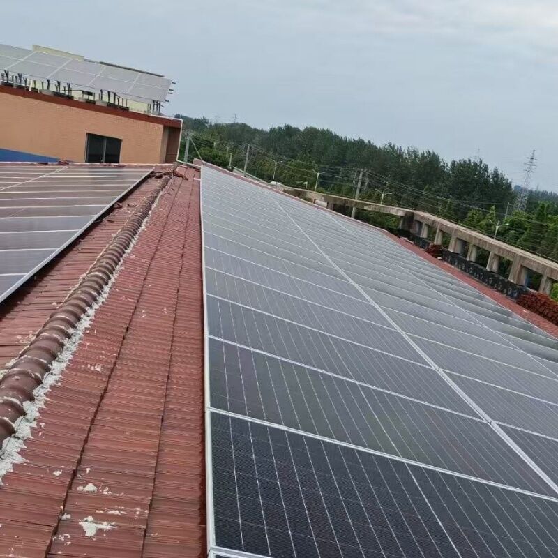 Nắp tấm pin mặt trời bền trên mái nhà với các kẹp may đứng đa năng cho mái vòm và sàn bằng thiếc dễ dàng lắp đặt