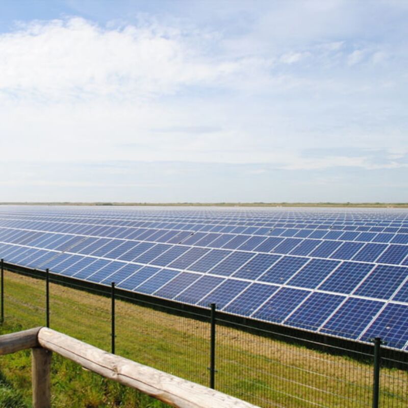 Giá đỡ lắp đặt năng lượng mặt trời trên mặt đất, cung cấp khả năng chịu tải gió và tuyết mạnh mẽ với thiết kế cọc độc đáo và các thành phần được lắp ráp sẵn