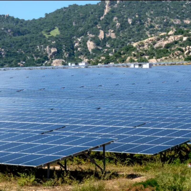 Giá đỡ lắp đặt năng lượng mặt trời trên mặt đất cung cấp một hệ thống lắp đặt có thể điều chỉnh độ nghiêng và khả năng chống chịu cao với các tác động của môi trường.