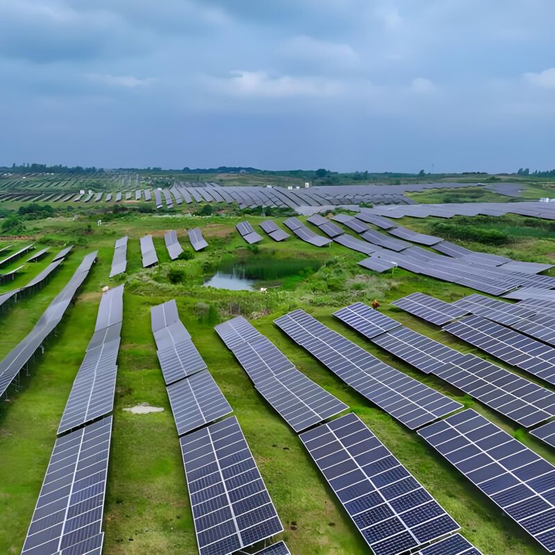 Thiết kế cọc và trụ độc đáo của giá đỡ năng lượng mặt trời trên mặt đất cải thiện khả năng thích ứng với đất và tăng cường độ ổn định tổng thể của hệ thống lắp đặt.